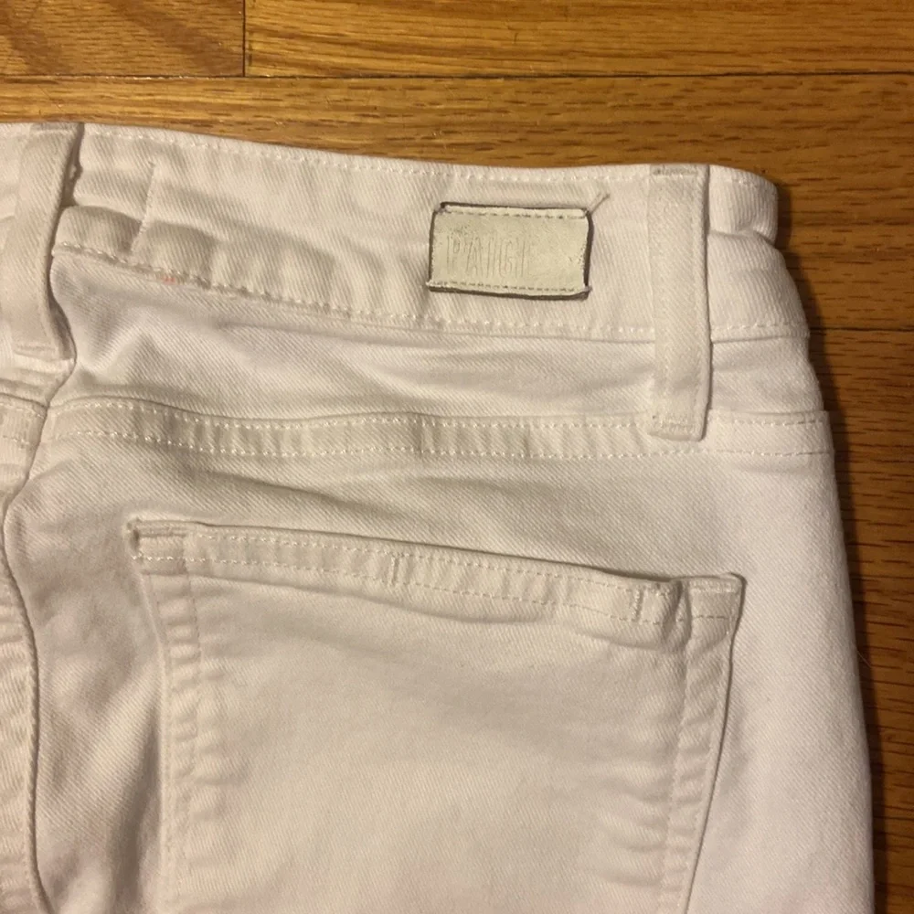 PAIGE Skyline Crop Skinny Jeans in Optic White. Size 27